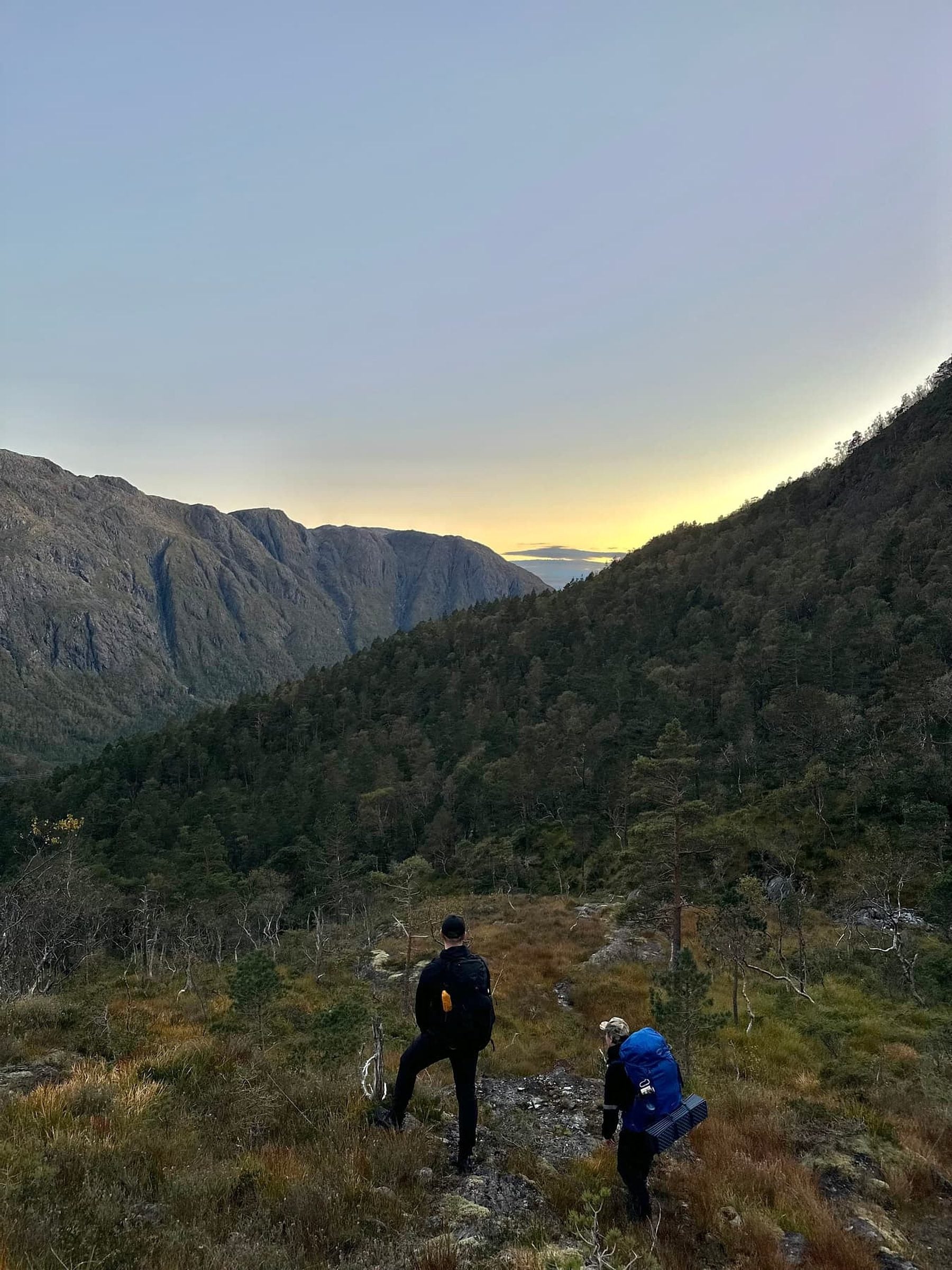 Turgåer med sekk på fjellet i skumringen